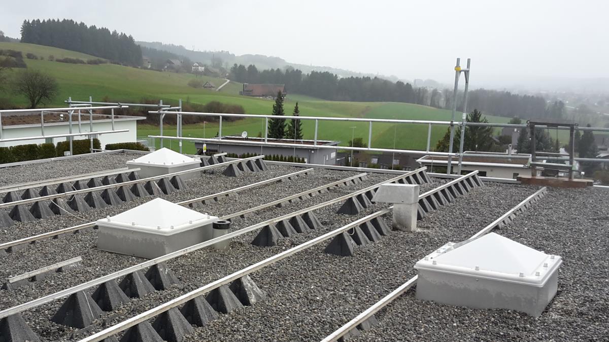 Grossflächige Photovoltaikanlage auf einem Gewerbedach