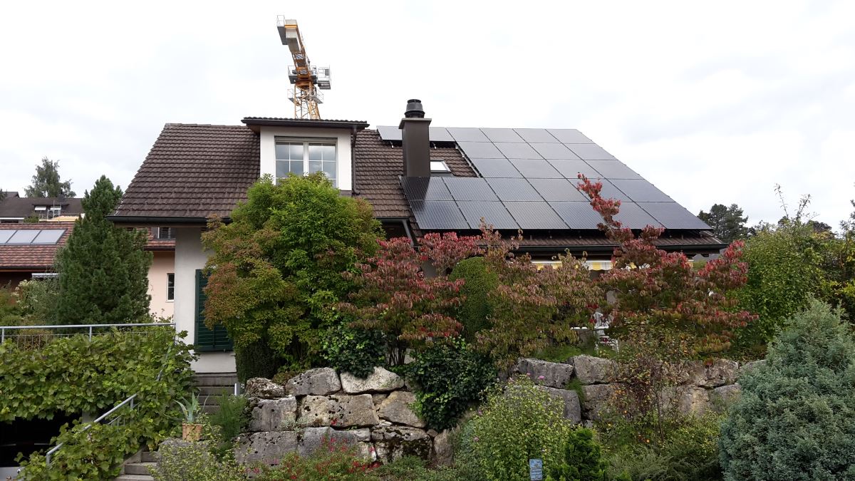 Solaranlage (Aufdachanlage auf Steildach) in Muri realisiert durch Solar-Freiamt, Aristau im Kanton Aargau
